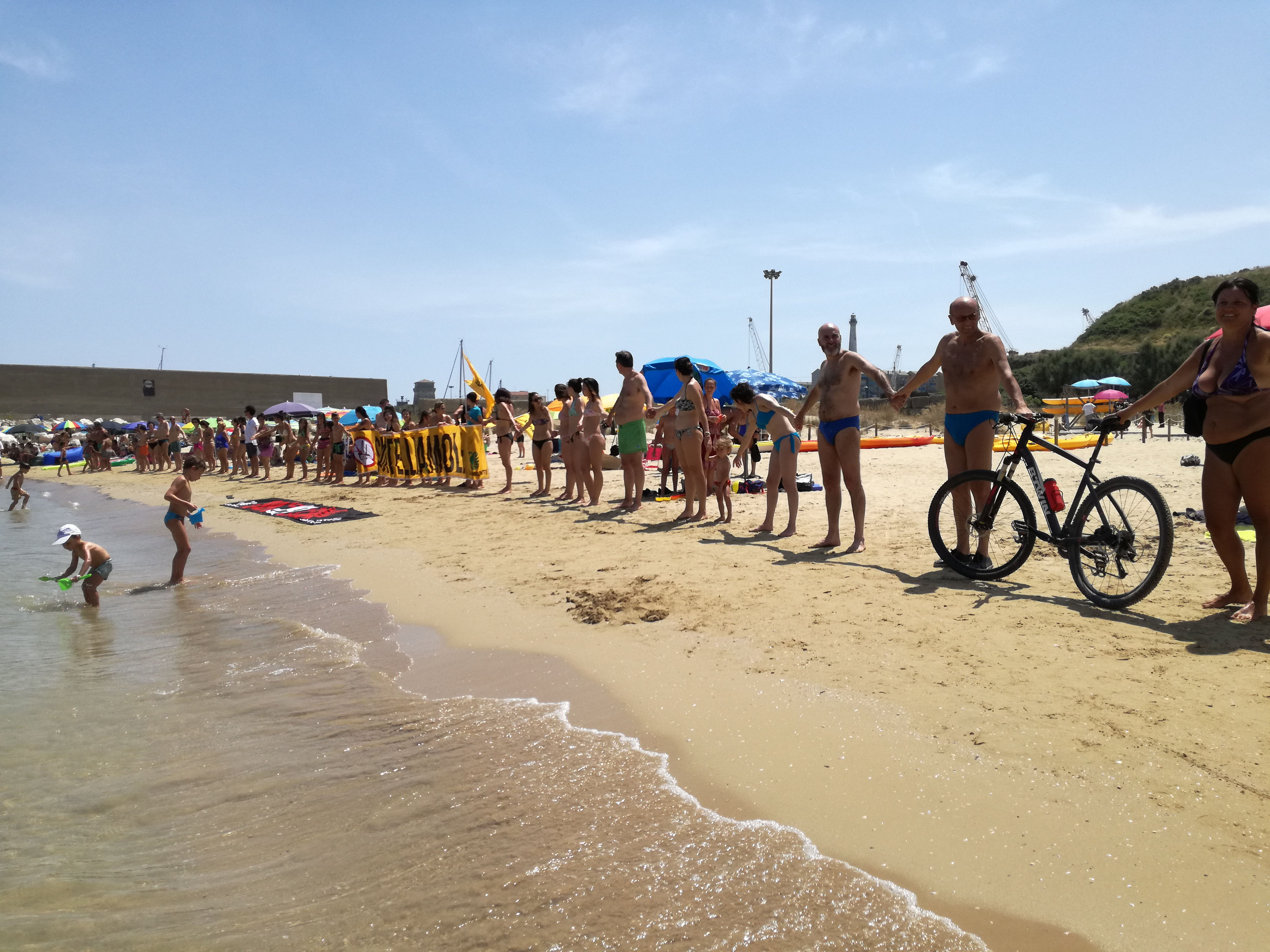 PUNTA PENNA, FLASH MOB DI LEGAMBIENTE: ”FERMARE L’ASSALTO DEI PETROLIERI”