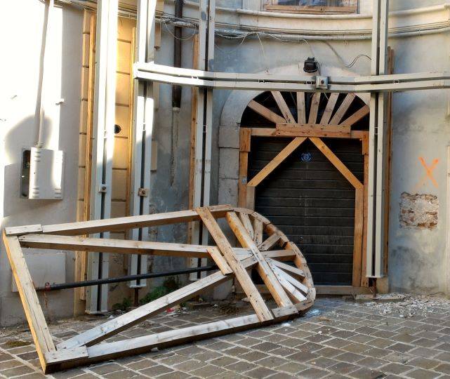 TERREMOTO: ALTRO PUNTELLO ”IN FUGA” NEL CENTRO DELL’AQUILA