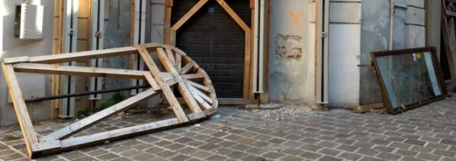 L’AQUILA: PUNTELLAMENTI A OROLOGERIA, VIGILI DEL FUOCO ”IL CENTRO E’ A RISCHIO”