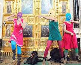 RUSSIA: SGOZZA DUE DONNE E SCRIVE ”FREE PUSSY RIOT”
