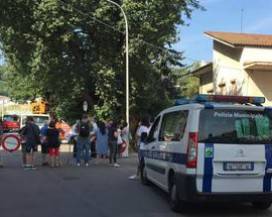 PESCARA: CITTADINI FANNO SCUDO A QUERCIA SECOLARE, PER OSTACOLARE ABBATTIMENTO