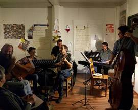 L’AQUILA: IL CIRCOLO ARCI QUERENCIA FESTEGGIA  10 ANNI DI ATTIVITA’ CON MUSICA, PIZZE,  E POESIE