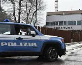 L’AQUILA: LITE IN APPARTAMENTO, UOMO TENTA DI BUTTARSI DA BALCONE, FERMATO DA POLIZIA