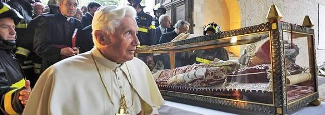 A MAGGIO NUOVA VESTE DI CELESTINO, INDOSSA IL PALLIO DI BENEDETTO XVI