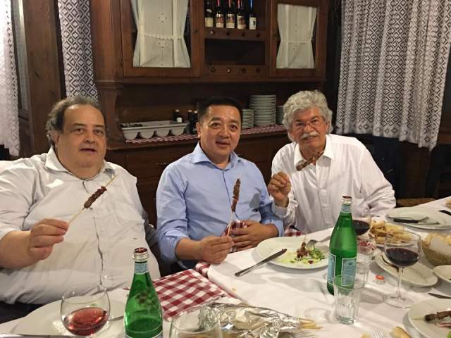 RAZZI E DI MATTEO ACCOLGONO CON GLI ARROSTICINI L’AMBASCIATORE MONGOLO