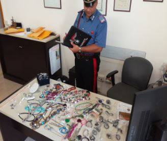 PESCARA: TROVATA IN CASSONETTO REFURTIVA RAPINA IN GIOIELLERIA