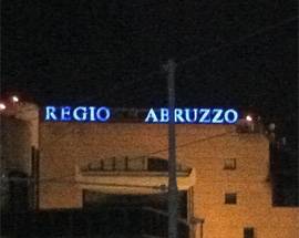 REGIONE ABRUZZO: LAMPADE FULMINATE E LA SCRITTA CAMBIA SU FACEBOOK