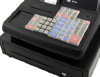 TENTA DI FARE SESSO CON REGISTRATORE DI CASSA, POI CON UN’AUTO: DENUNCIATO
