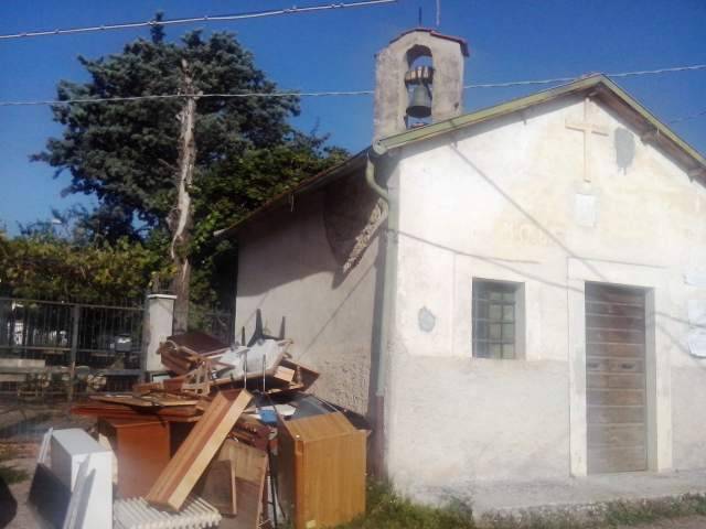 L’AQUILA: SCEMPIO A SASSA, RIFIUTI ACCANTO ALLA CHIESA