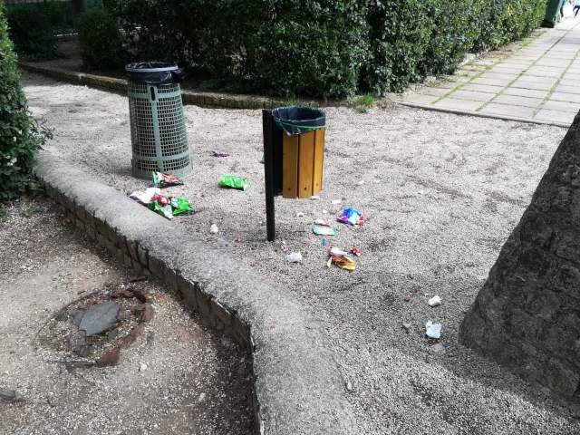 L’AQUILA: RIFIUTI A TERRA AL PARCO DEL CASTELLO, APPELLO AL SENSO DI CIVILTA’