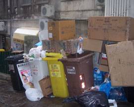 CHIETI: CUMULI DI RIFIUTI IN CENTRO STORICO, NESSUNO INTERVIENE