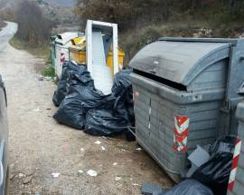 L’AQUILA: RIFIUTI INGOMBRANTI ABBANDONATI IN MEZZO AL VERDE