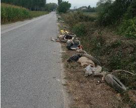 RIFIUTI STRATIFICATI NELLE CUNETTE: ESCAVATORI AL LAVORO NEL FUCINO
