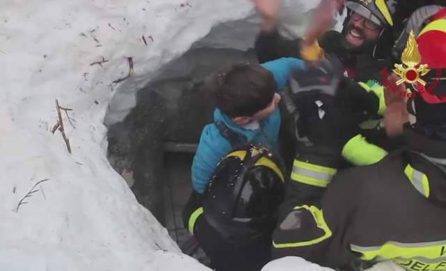 QUATTRO BAMBINI ESTRATTI DALLE MACERIE DELL’HOTEL RIGOPIANO TRAVOLTO DA SLAVINA