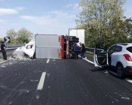 RIMORCHIO SI RIBALTA IN A14, COINVOLTE 6 AUTO E DISAGI