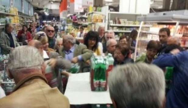 ACQUA IN OFFERTA A 99 CENTESIMI: AL SUPERMERCATO SCOPPIA LA RISSA