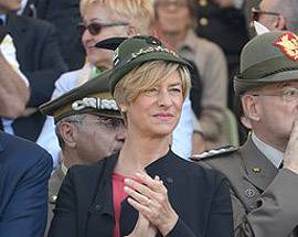 ADUNATA ALPINI: ARRIVA IL MINISTRO PINOTTI, FOLLA GRIDA ”MARO”’