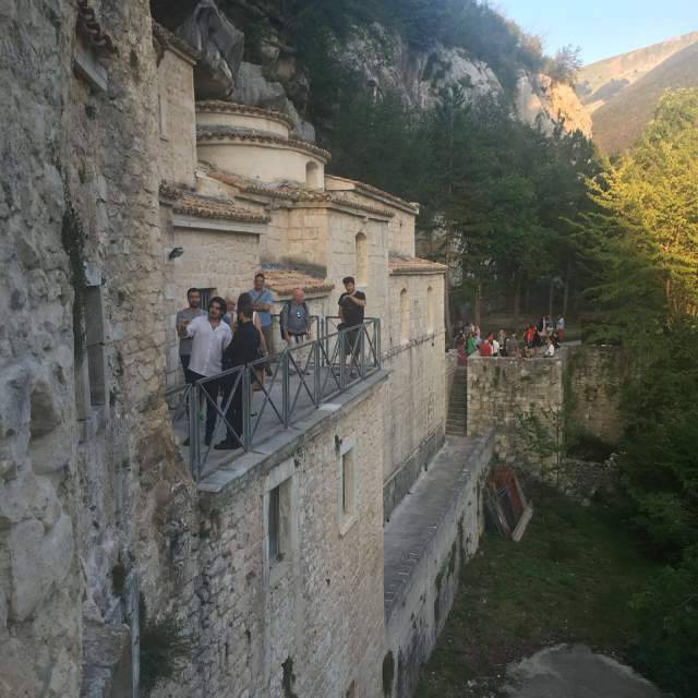 EREMI ARTE: OPERE DI BASINSKI, GRAZZI E BISHOP PER L’INAUGURAZIONE DELLA MOSTRA A ROCCAMORICE