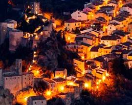 IL BORGO DI ROCCASCALEGNA SI ILLUMINA CON I TRADIZIONALI MERCATINI DI NATALE