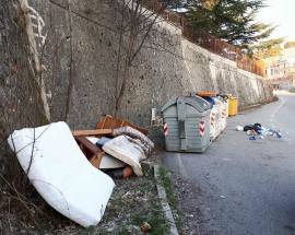 L’AQUILA: DEGRADO A ROIO POGGIO, MATERASSI, MOBILI E RIFIUTI IN STRADA
