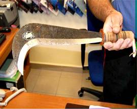SFIDA IL SUOCERO CON UNA RONCOLA: DENUNCIATO