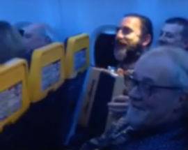 IL CANTASTORIE ROPPOPPO’ CHE SUONA L’ORGANETTO IN AEREO, IL VIDEO E’ VIRALE