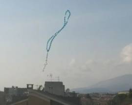 CORONAVIRUS: NEI CIELI DI AVEZZANO VOLA UN GRANDE ROSARIO DI PALLONCINI