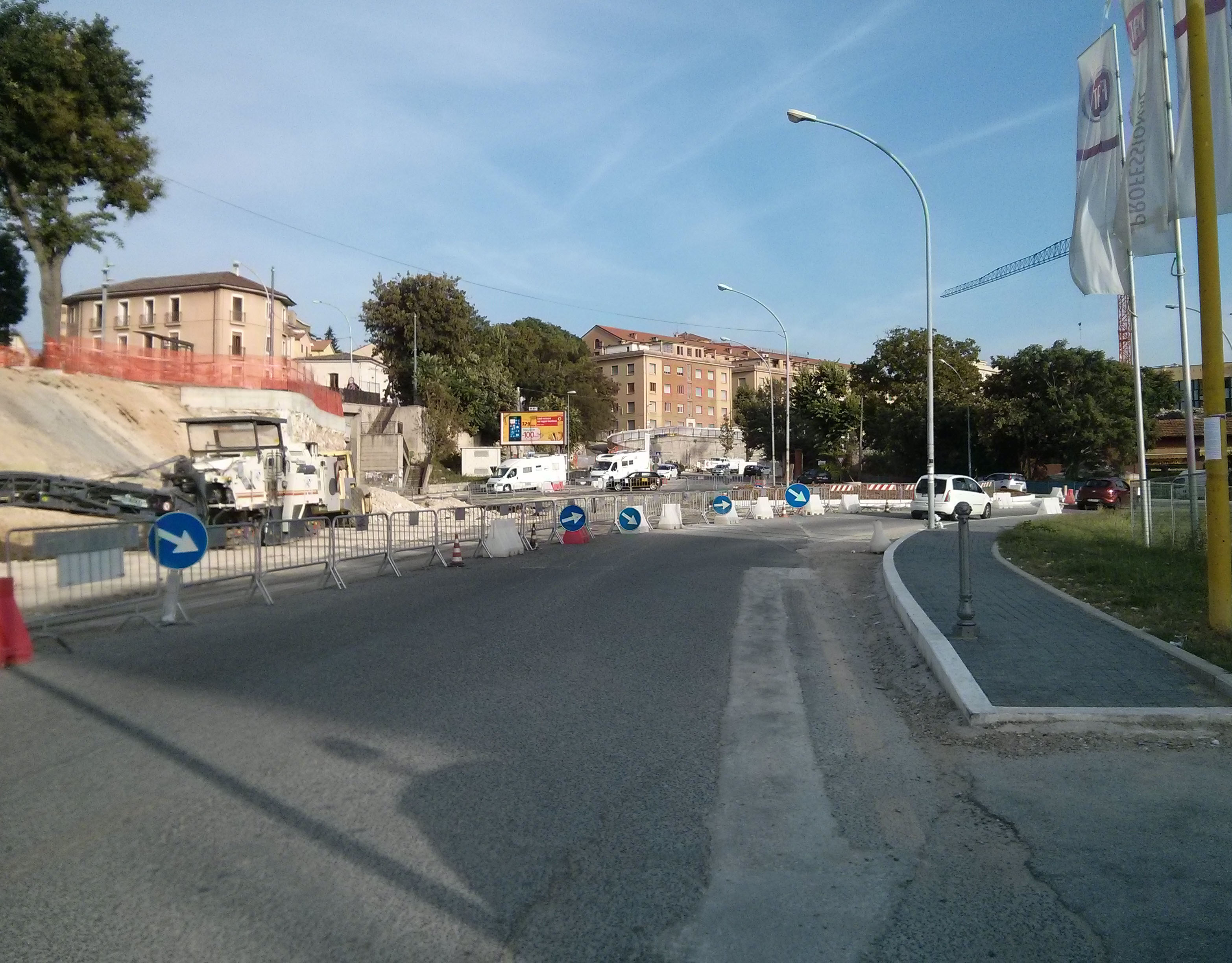 VIABILITA’ 2.0 A L’AQUILA: ROTATORIA APERTA A META’  ALL’INIZIO DI VIA VICENTINI
