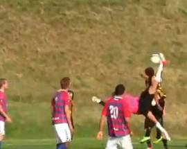 PORTIERE VA IN ATTACCO E AL 92′ SEGNA IN ROVESCIATA – IL VIDEO DELL’IMPRESA