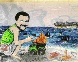 ”RUBLY, RUBACUORI”: IMMAGINE STREET ART A PESCARA CON SALVINI IN SPIAGGIA CHE GIOCA CON SOLDI RUSSI