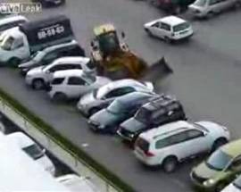 UBRIACO SULLA RUSPA DISTRUGGE AUTO, POLIZIA LO SALVA DA LINCIAGGIO – IL VIDEO
