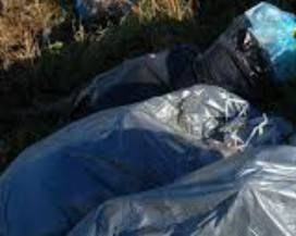 LANCIANO: ABBANDONA SACCHI RIFIUTI IN STRADA MA DENTRO CI SONO BOLLETTE E DOCUMENTI, MULTATO