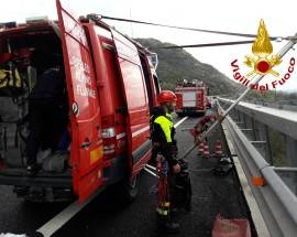 FERMA AUTO E SI LANCIA NEL VUOTO, TRAGEDIA SULLA A24