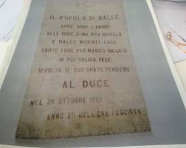 RIMOSSA LAPIDE FASCISTA IN COMUNE ABRUZZESE, SINDACO, ”AL SUO POSTO  COPIA COSTITUZIONE”