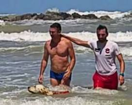 RISCHIA DI ANNEGARE NEL MARE IN TEMPESTA, SALVATO DAI CANI