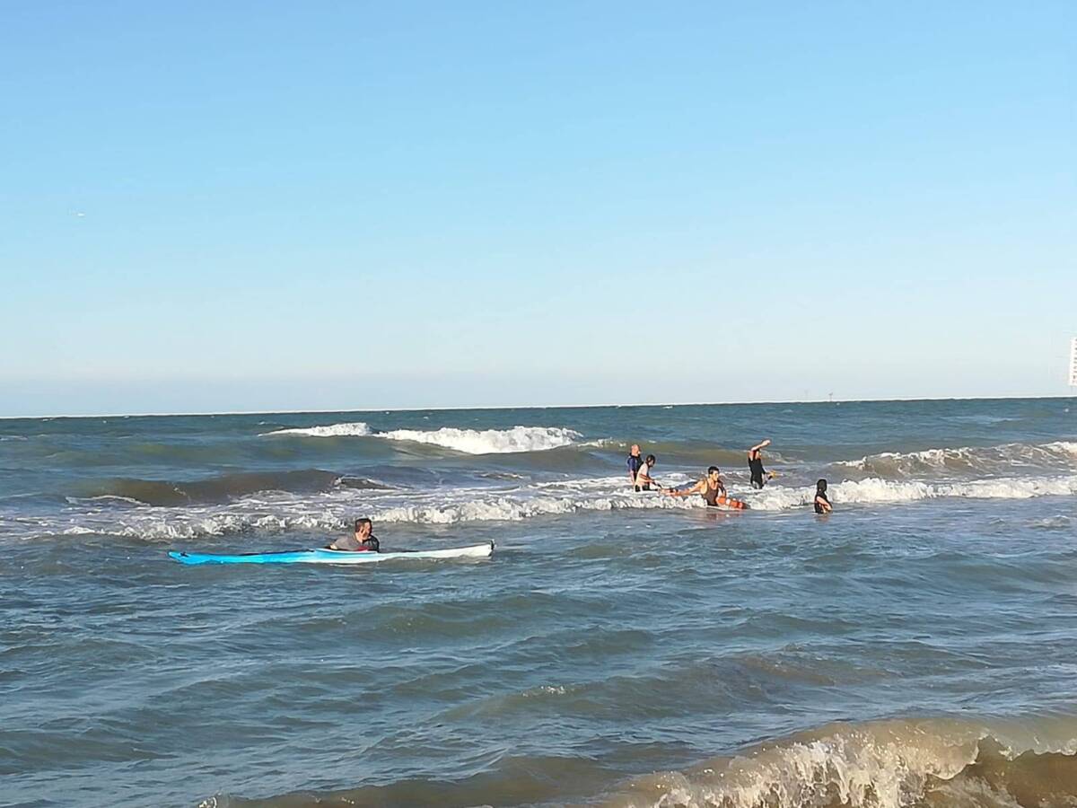 SILVI MARINA: SI RIBALTA CON LA CANOA, SALVATAGGIO DIFFICILE PER IL MARE MOSSO