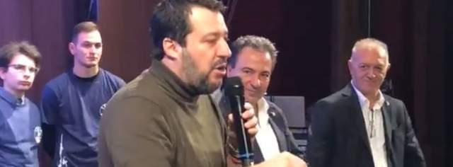 SALVINI A CHIETI: ”RACKETE? QUINDI SI PUO’ SPERONARE NAVE GDF”