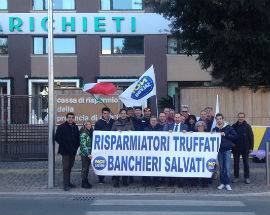 CRAC BANCHE: SALVINIANI IN SIT-IN DAVANTI LA CARICHIETI