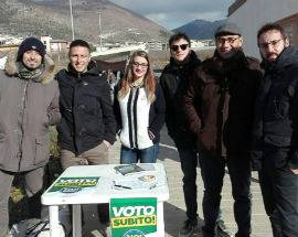 SALVINIANI IN PIAZZA ALL’AQUILA RACCOLGONO FIRME PER CHIEDERE ELEZIONI