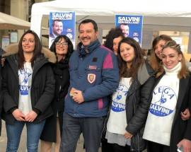 TERAMO: URLA ”ASSASSINO” A SALVINI, LUI, ”HA VINTO 10 MIGRANTI A CASA”