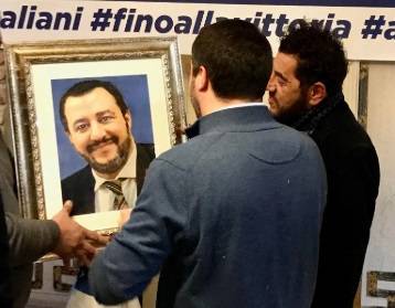 L’AQUILA: MAESTRO CICCOZZI RITRAE SALVINI E GLI CONSEGNA OPERA