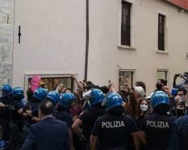 MATTEO SALVINI CONTESTATO ALL’AQUILA, STUDENTI CANTANO ”BELLA CIAO”