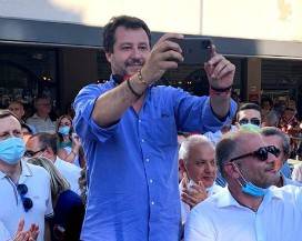 SALVINI A VASTO TRA SELFIE E CONTESTAZIONI: ”VOGLIA DI RIPRENDERE IN MANO IL FUTURO”