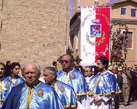 SAN GIUSEPPE: A SAN MARTINO SULLA MARRUCINA SI E’ RINNOVATO IL RITO, COMITATO E CARRO AL FEMMINILE