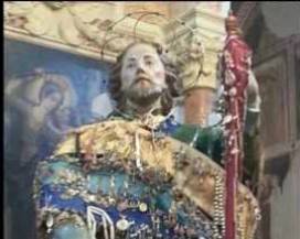 NEGATA STATUA DI SAN ROCCO, A CASTELVECCHIO SUBEQUO SALTA LA PROCESSIONE