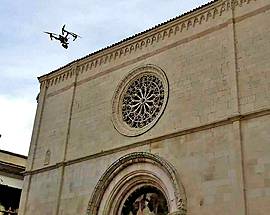 L’AQUILA: CHIESA SANTA GIUSTA IN PERICOLO, UN DRONE E IPOTESI NUOVI PUNTELLAMENTI