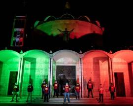 SANT’EGIDIO ALLA VIBRATA: TRICOLORE SULLA FACCIATA DELLA CHIESA, CP, ”STORICO OMAGGIO DELLA PROLOCO”