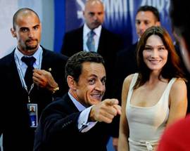 FRANCIA: ELEZIONI ALL’ELISEO. FINISCE ERA SARKOZY-BRUNI? QUELLA VISITA ALL’AQUILA…