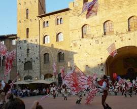 SBANDIERATORI L’AQUILA OSPITI DAGLI ”AMICI” DI SAN GIMIGNANO, ”UN SUCCESSO”