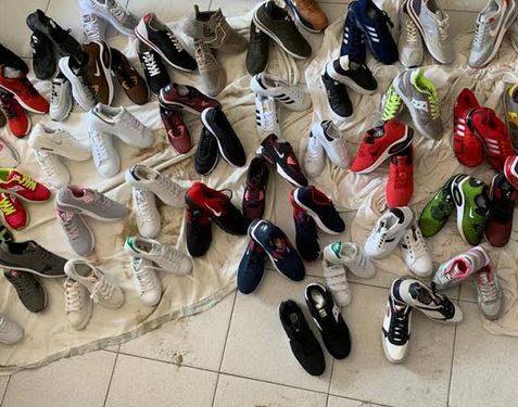 SPIAGGE SICURE: A SILVI MAXI SEQUESTRO BORSE E SCARPE DI MARCA CONTRAFFATTE